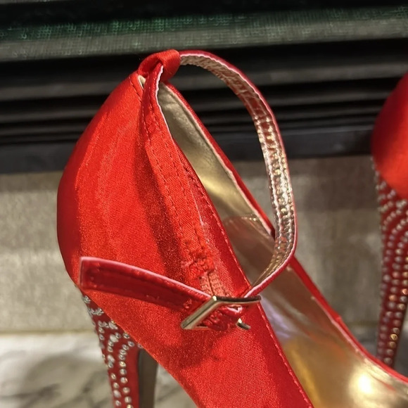 Liliana Zaria 4 Women Red Satin Platform Ankle Strap Rhinestone Pencil Heel NIB - Picture 9 of 11